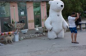 Голям бял мечок за фото сесии